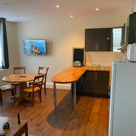D'hotes Autour De La Rose Bed & Breakfast 4*