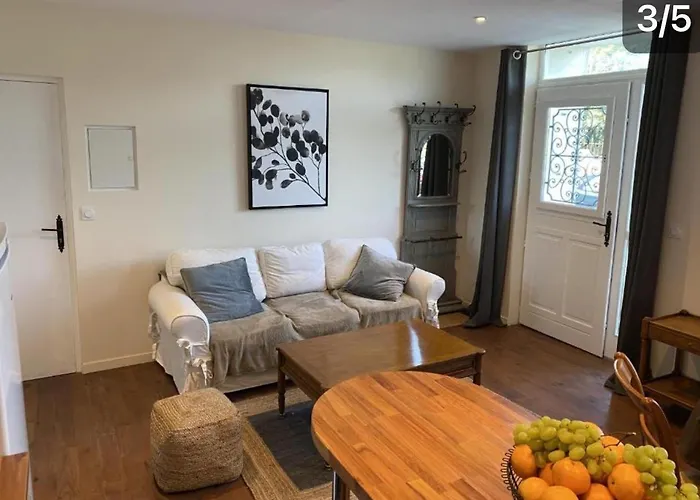 D'hotes Autour De La Rose Bed & Breakfast 3*